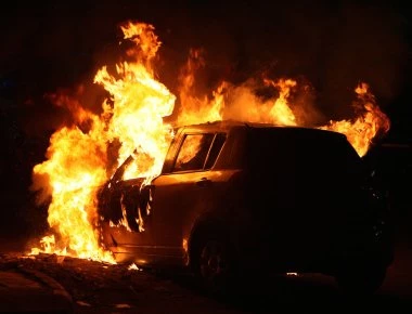 Λαμπάδιασε αυτοκίνητο στα γκισέ των διοδίων (εικόνες)